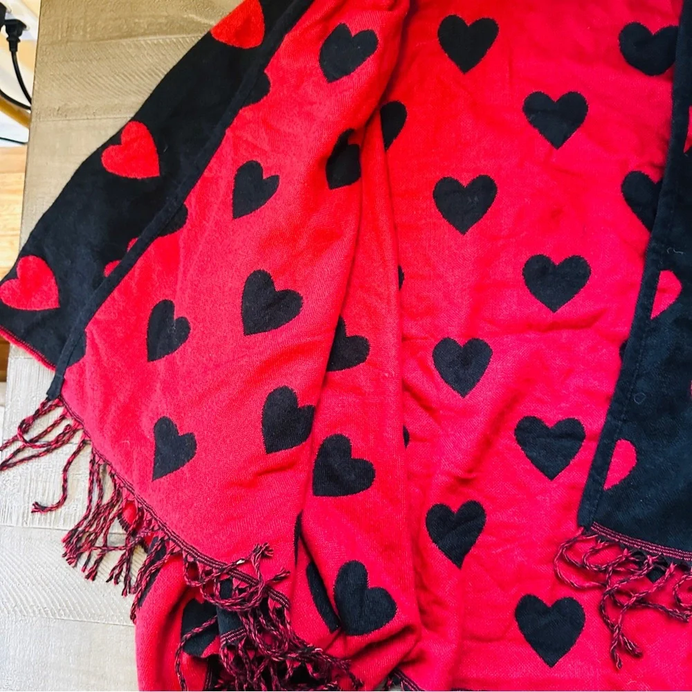 NWT Steve Madden Valentine’s Day Hearts Reversible Cape Wrap Shawl One Size - Picture 5 of 6